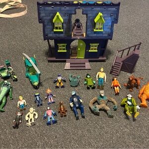 Scooby doo and gang with haunted mansion.